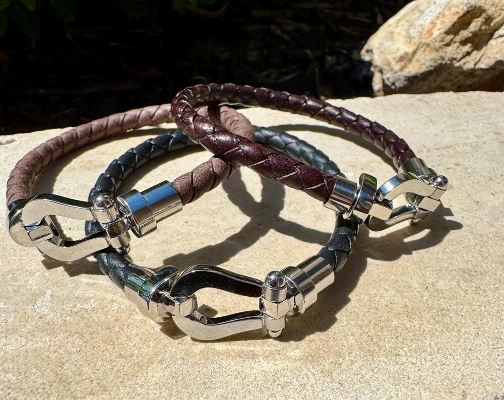 Leather bracelet with stainless steel horseshoe shackle