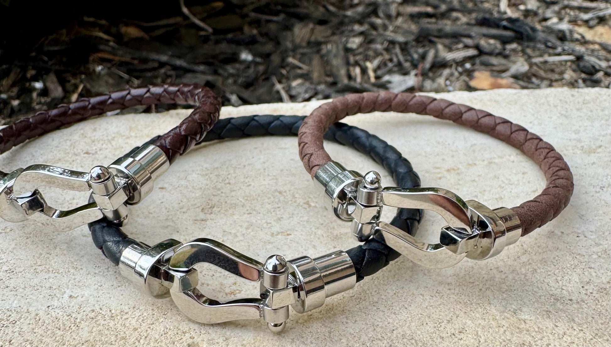 Leather bracelet with stainless steel horseshoe shackle