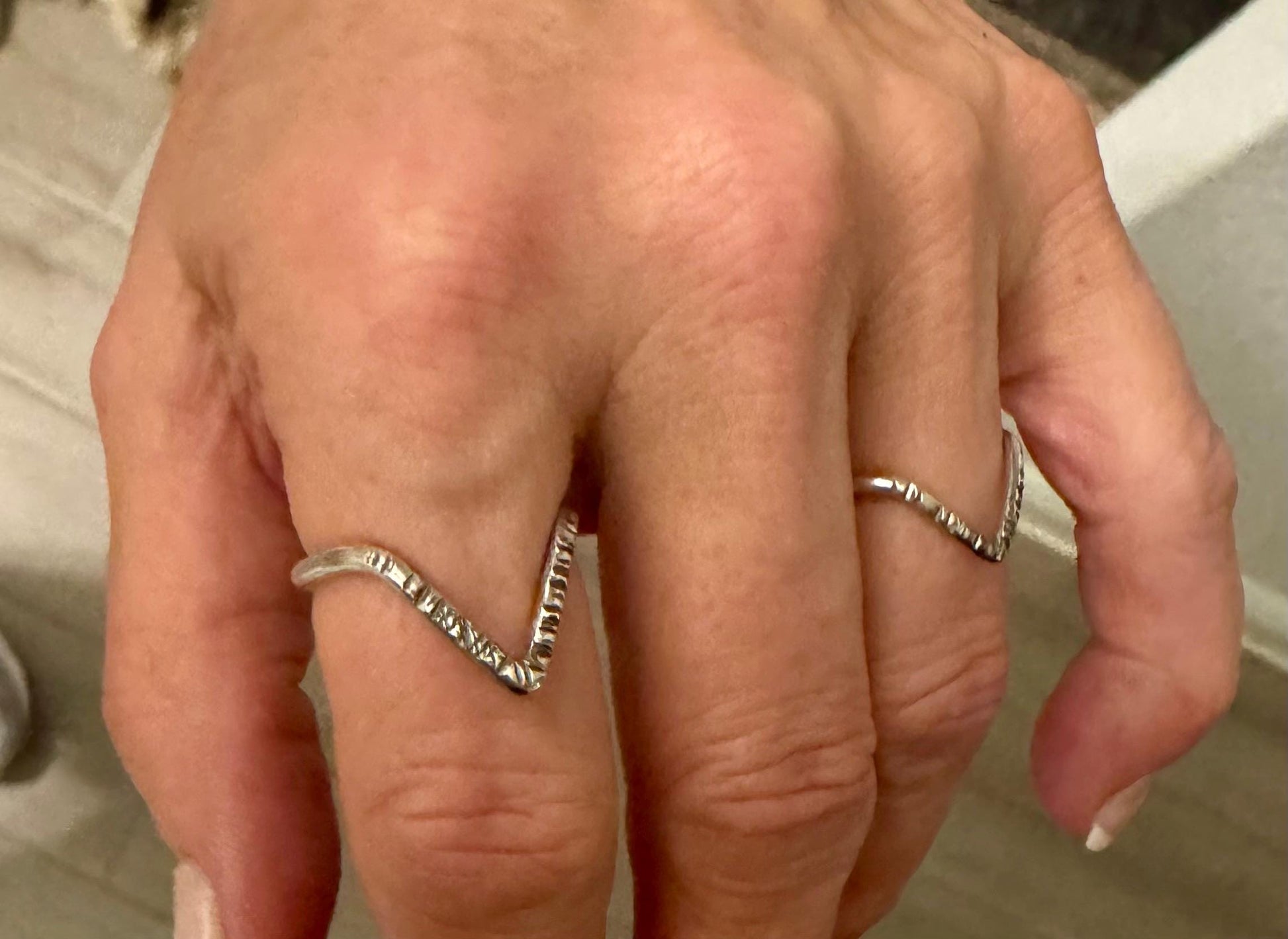 Chevron ring / wishbone round 12g smooth band ring
