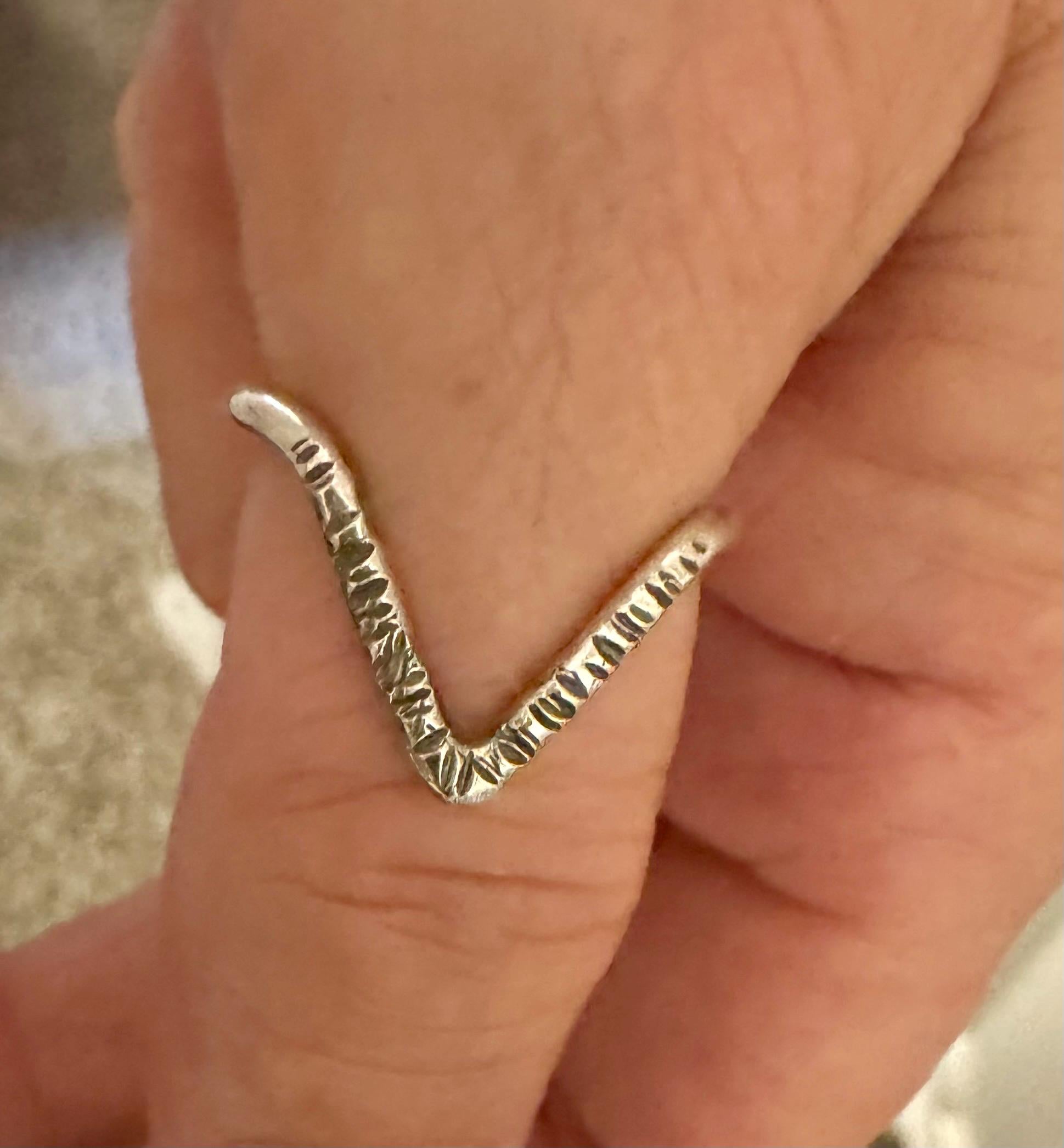 Chevron ring / wishbone round 12g smooth band ring