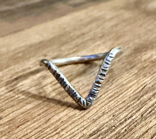 Chevron ring / wishbone round 12g smooth band ring