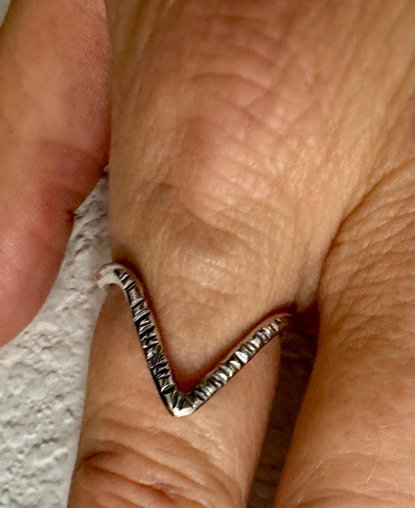Chevron ring / wishbone round 12g smooth band ring