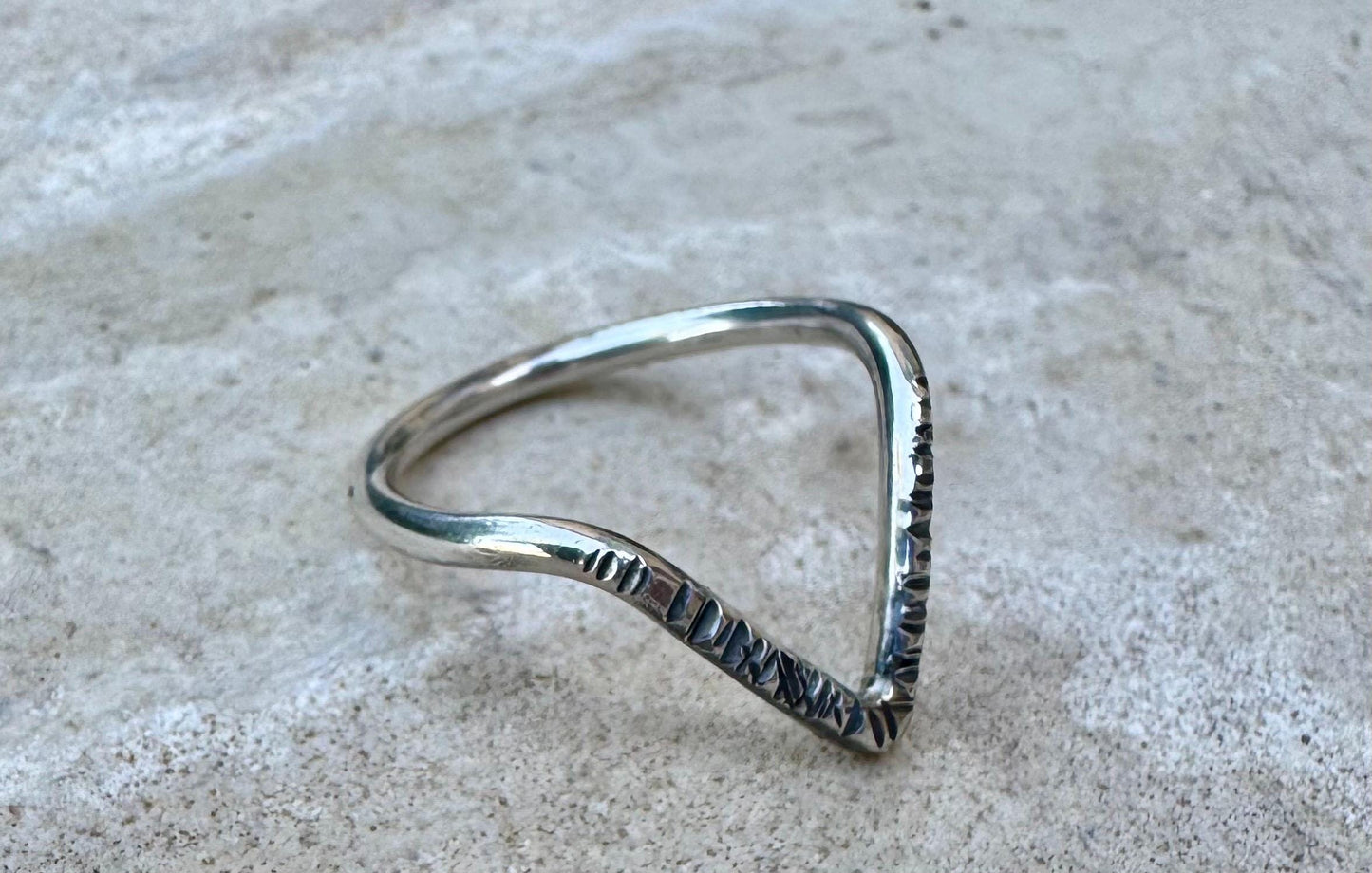 Chevron ring / wishbone round 12g smooth band ring