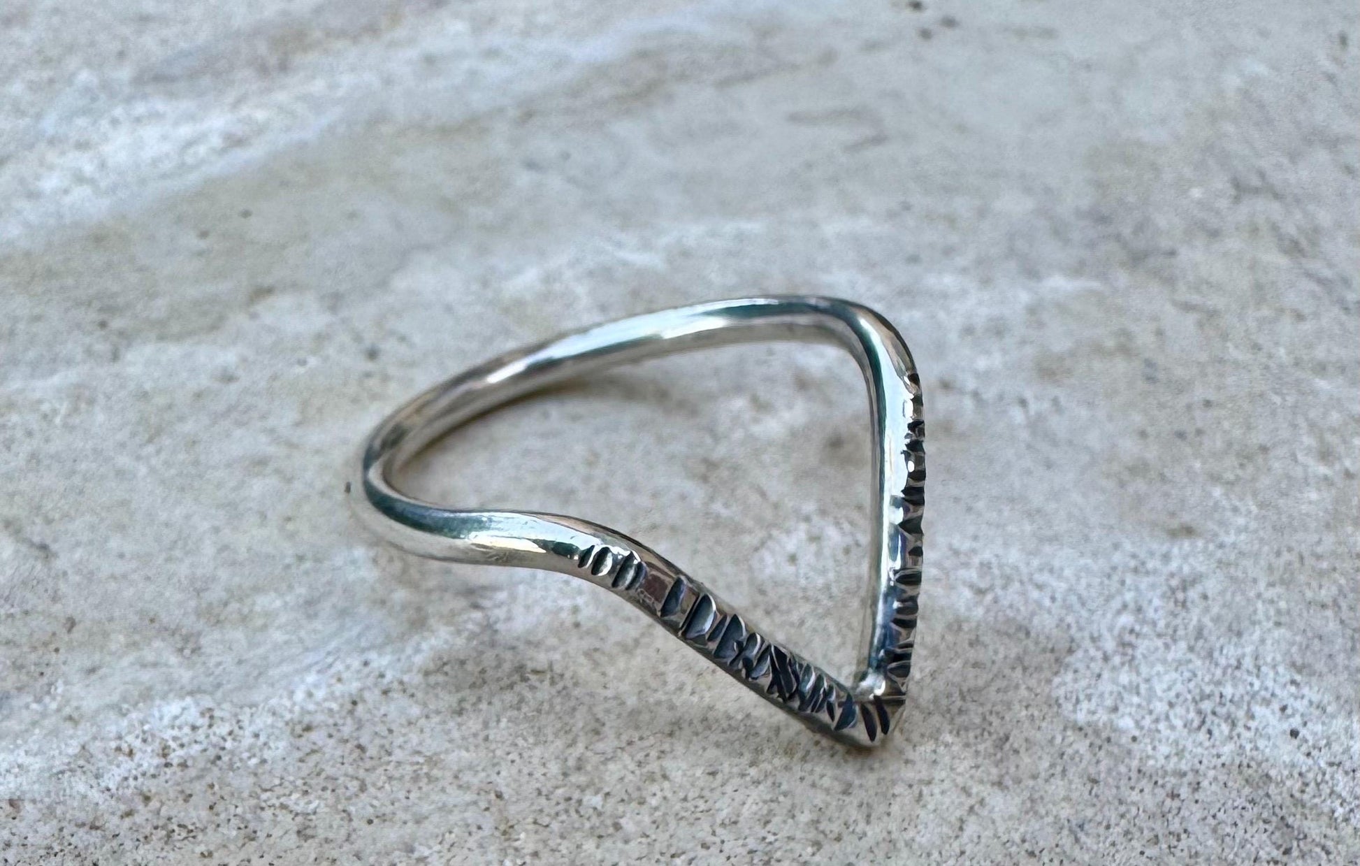 Chevron ring / wishbone round 12g smooth band ring