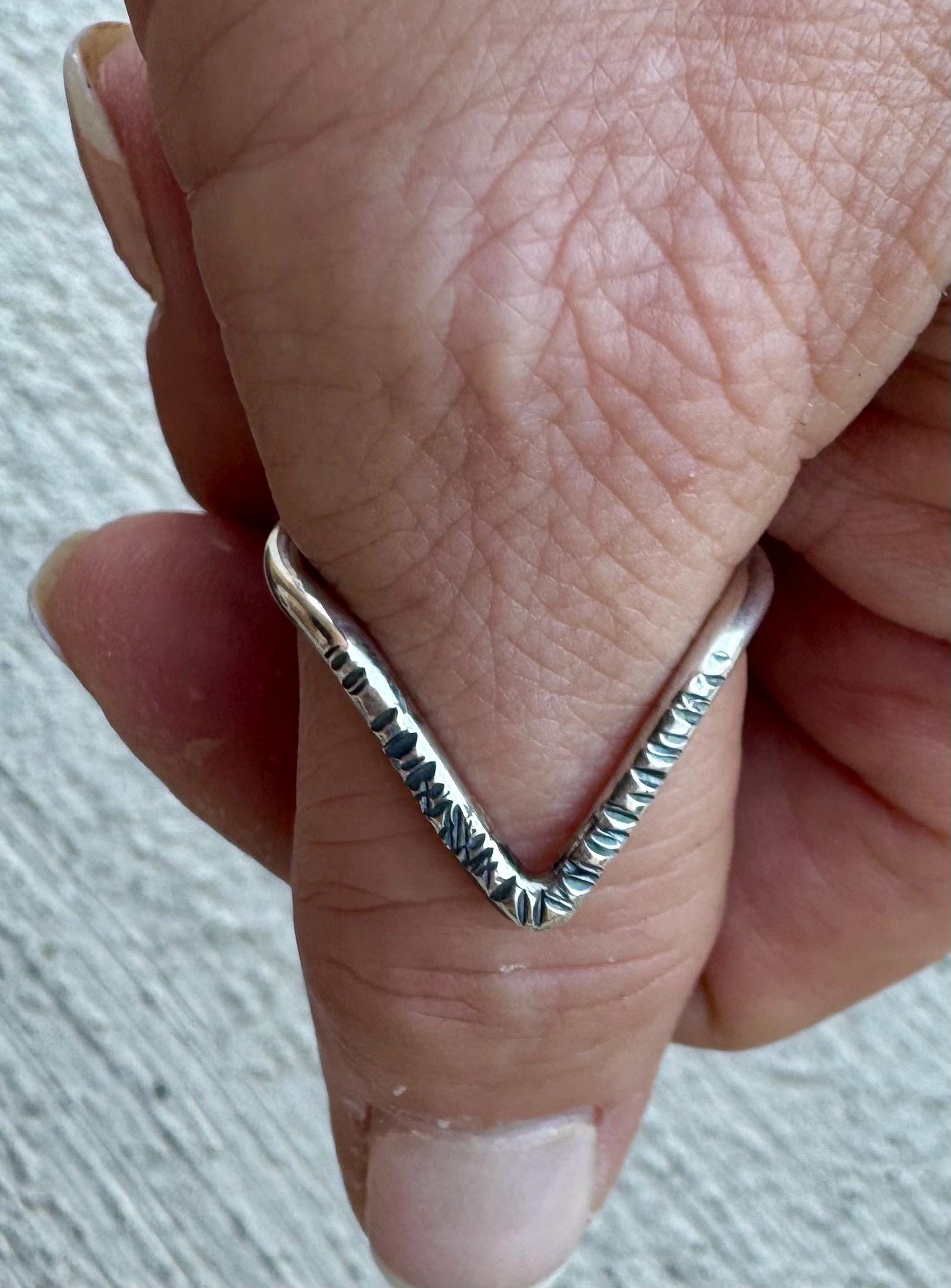 Chevron ring / wishbone round 12g smooth band ring
