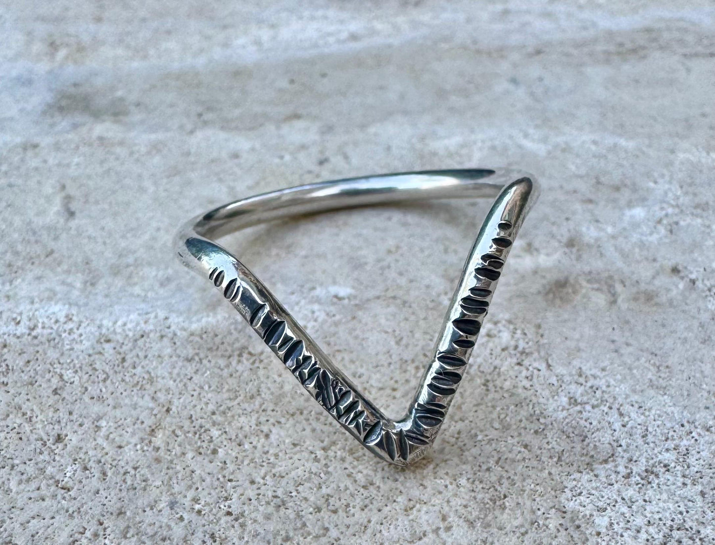 Chevron ring / wishbone round 12g smooth band ring