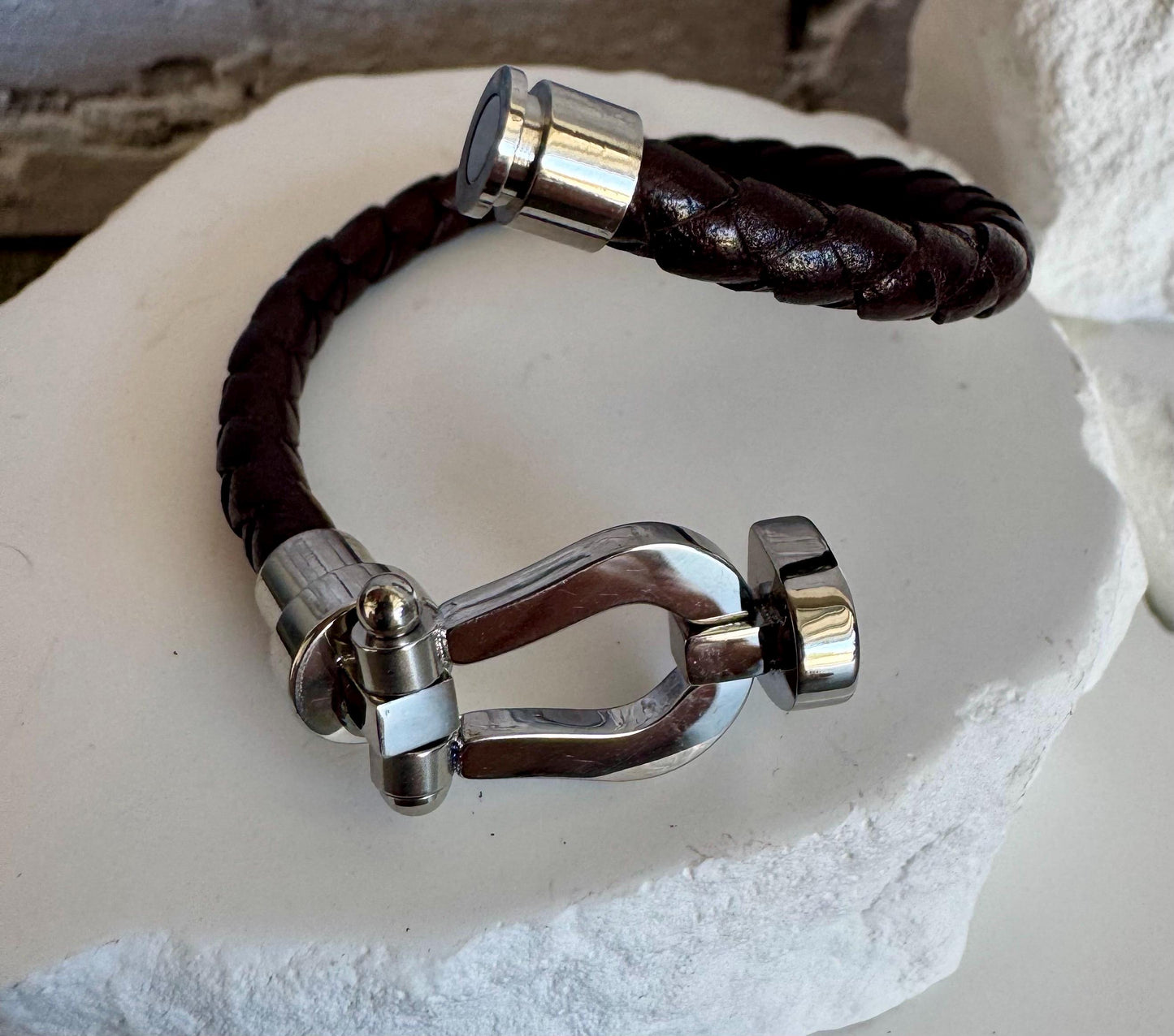 Leather bracelet with stainless steel horseshoe shackle