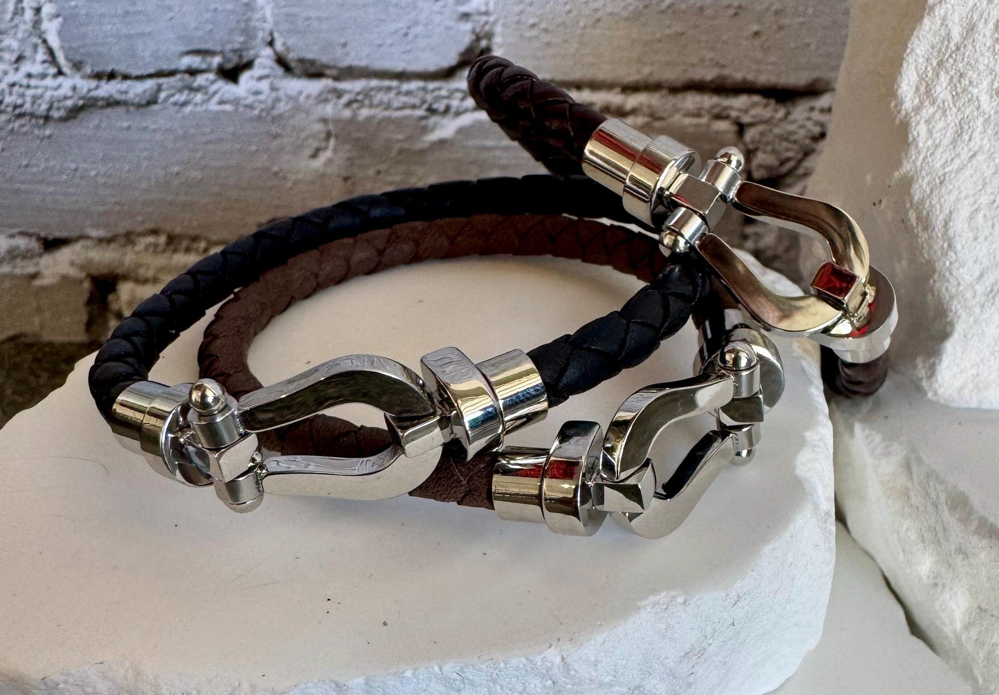 Leather bracelet with stainless steel horseshoe shackle