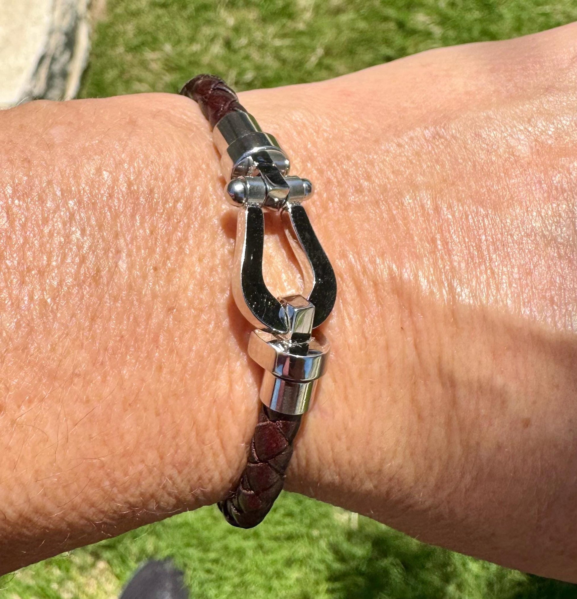 Leather bracelet with stainless steel horseshoe shackle