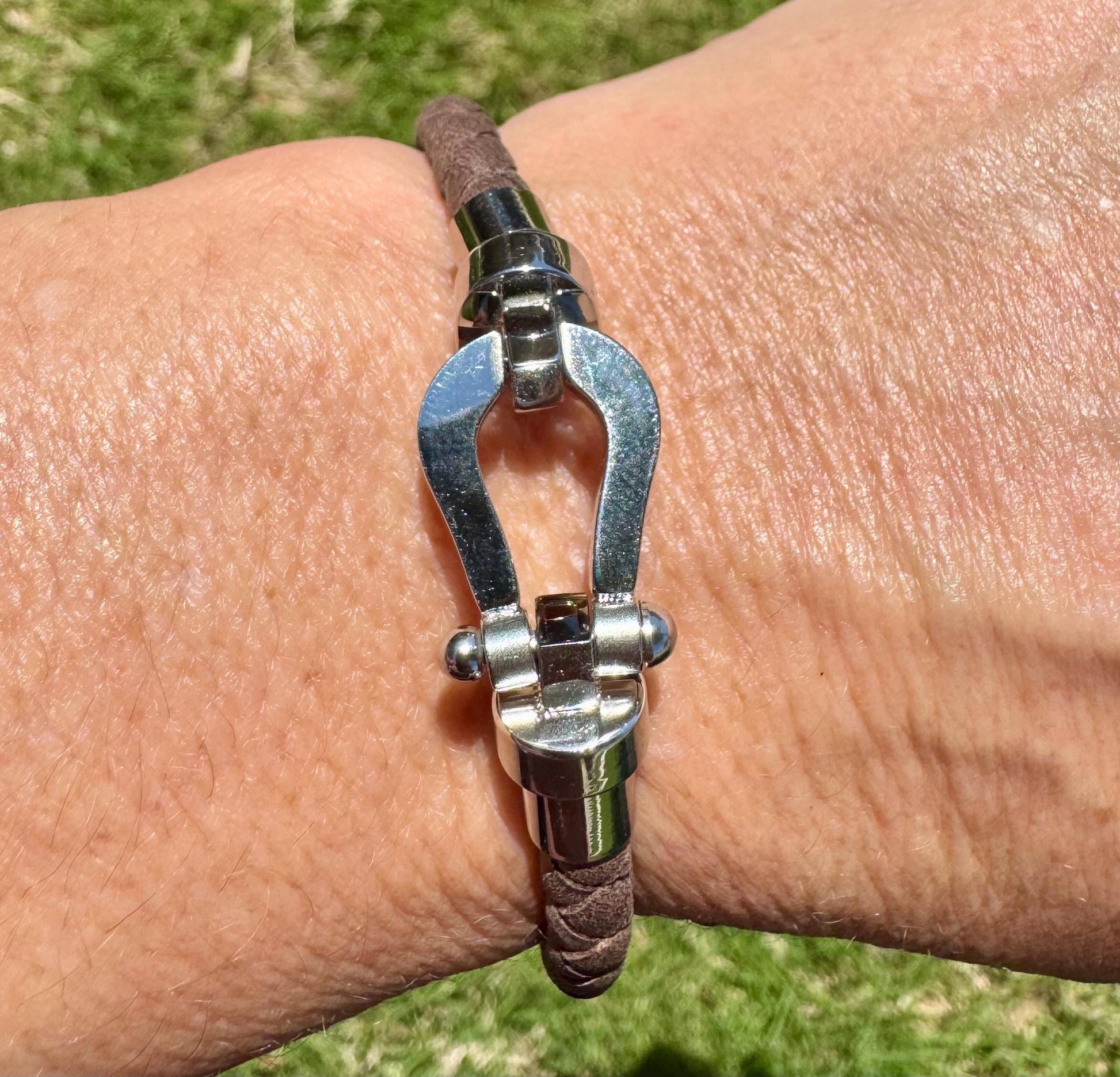 Leather bracelet with stainless steel horseshoe shackle
