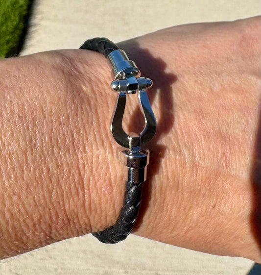Leather bracelet with stainless steel horseshoe shackle