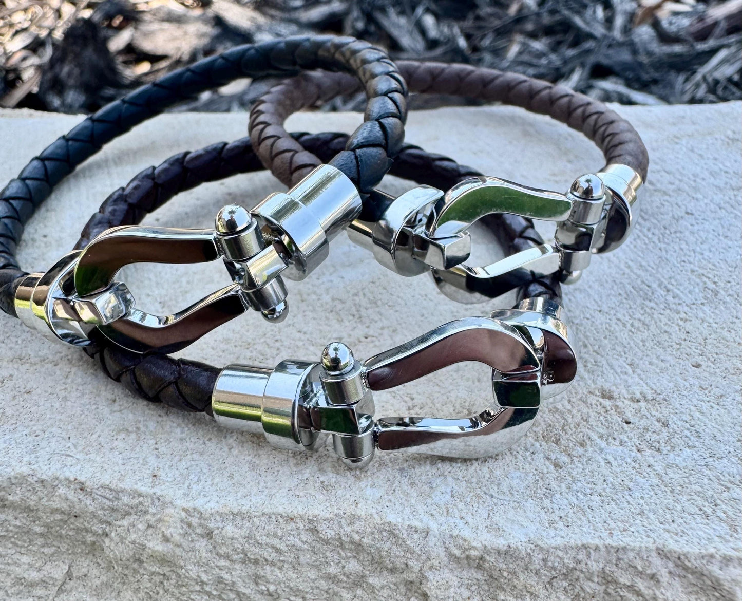 Leather bracelet with stainless steel horseshoe shackle
