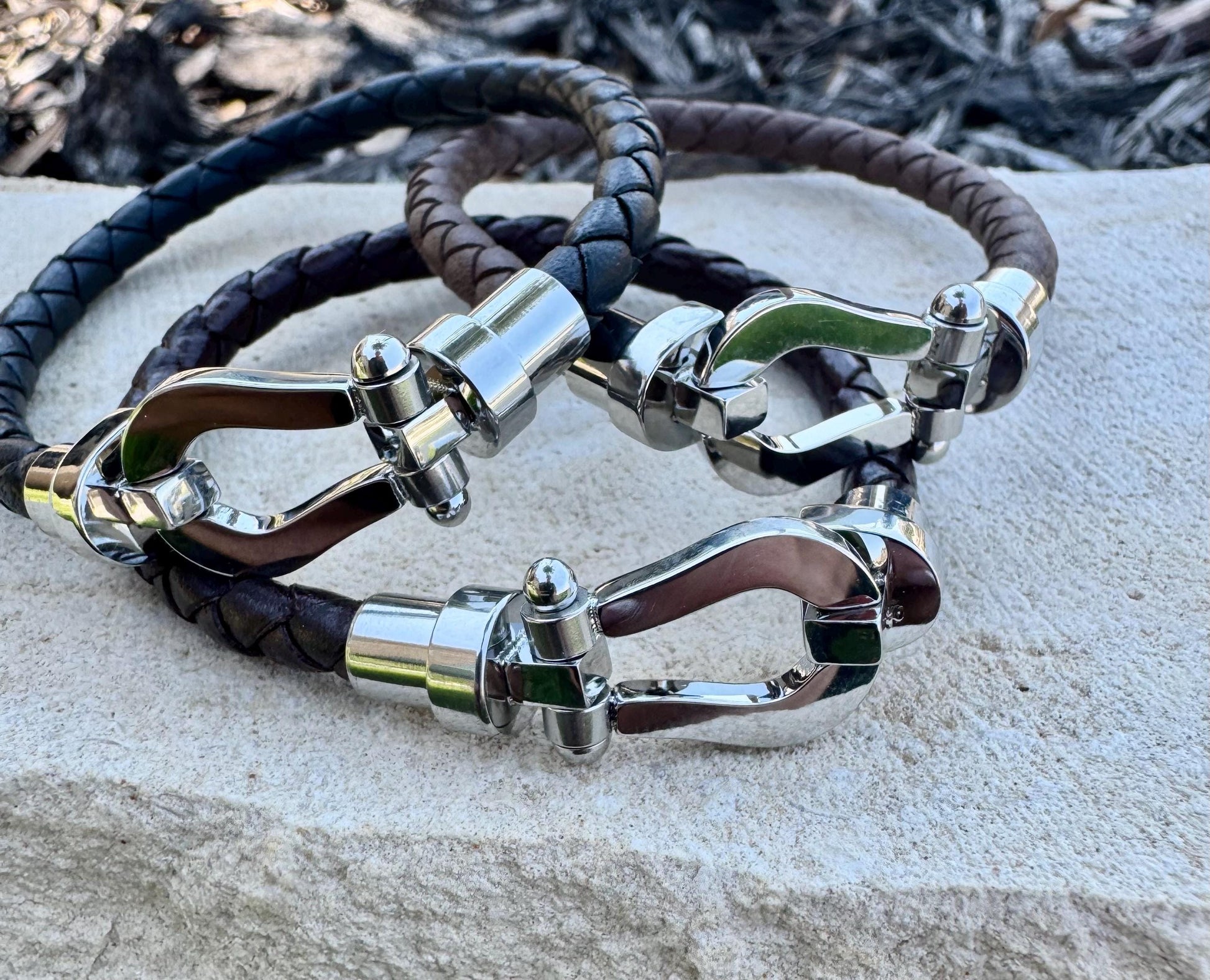 Leather bracelet with stainless steel horseshoe shackle