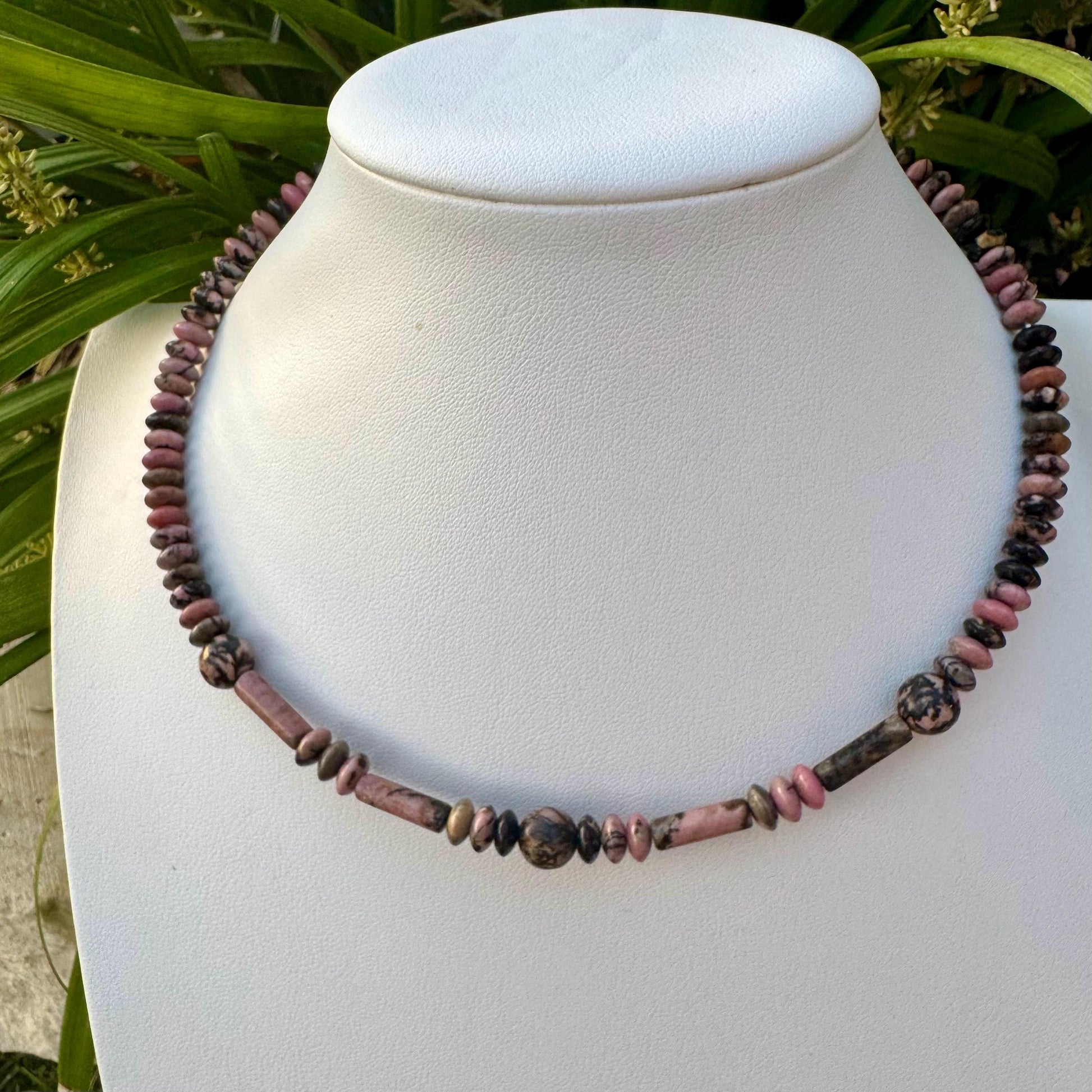 Chic Black Pink Rhodonite Choker - Stylish Memory Wire Jewelry