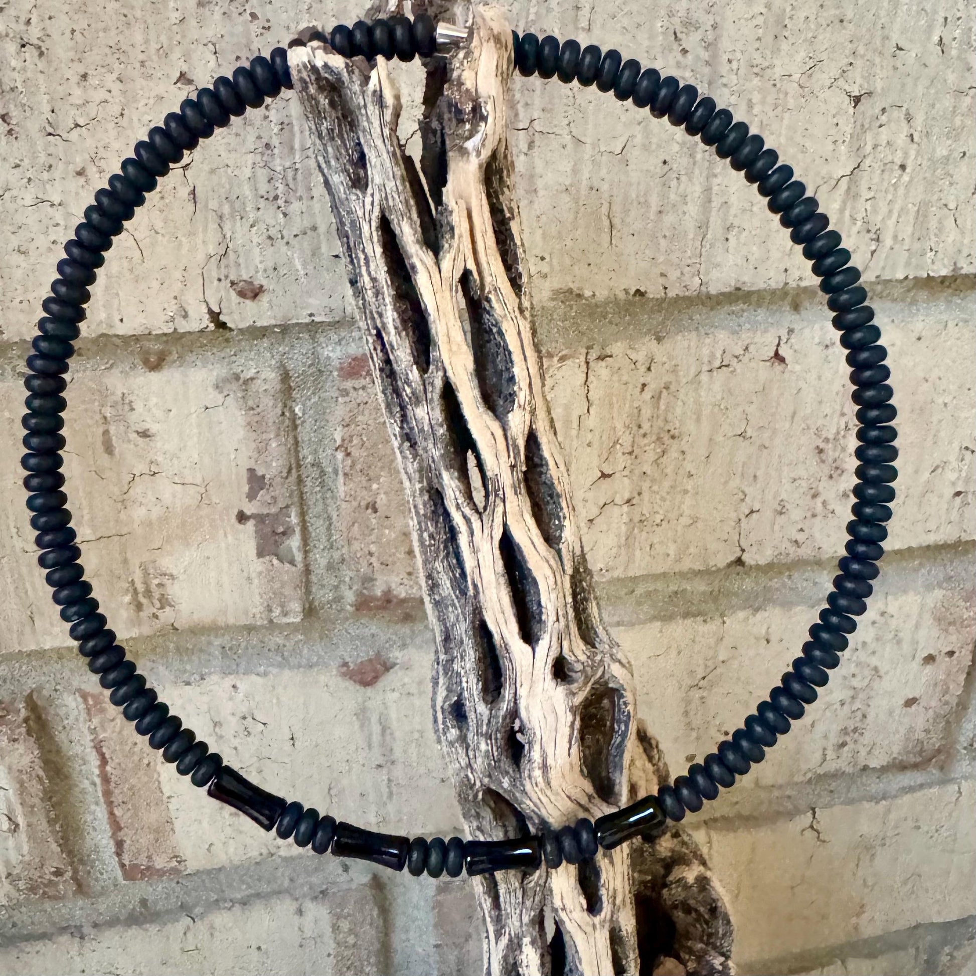 Chic Onyx Choker - Elegant Memory Wire Design Necklace