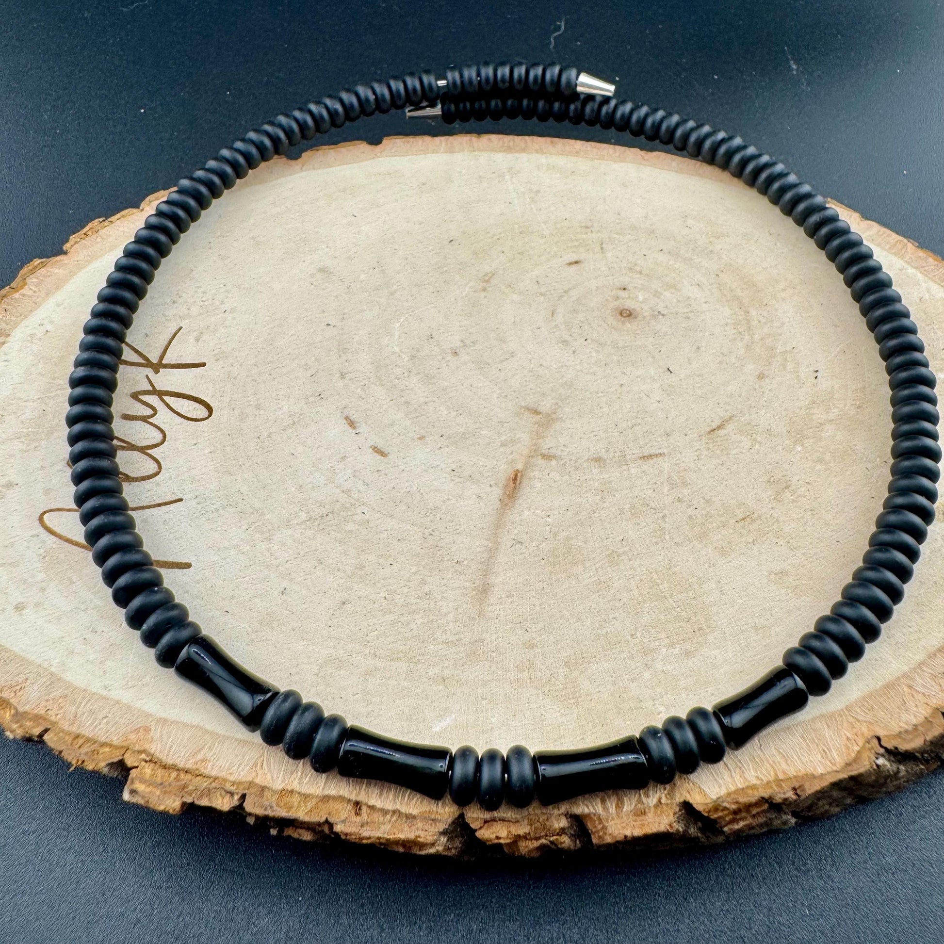 Chic Onyx Choker - Elegant Memory Wire Design Necklace