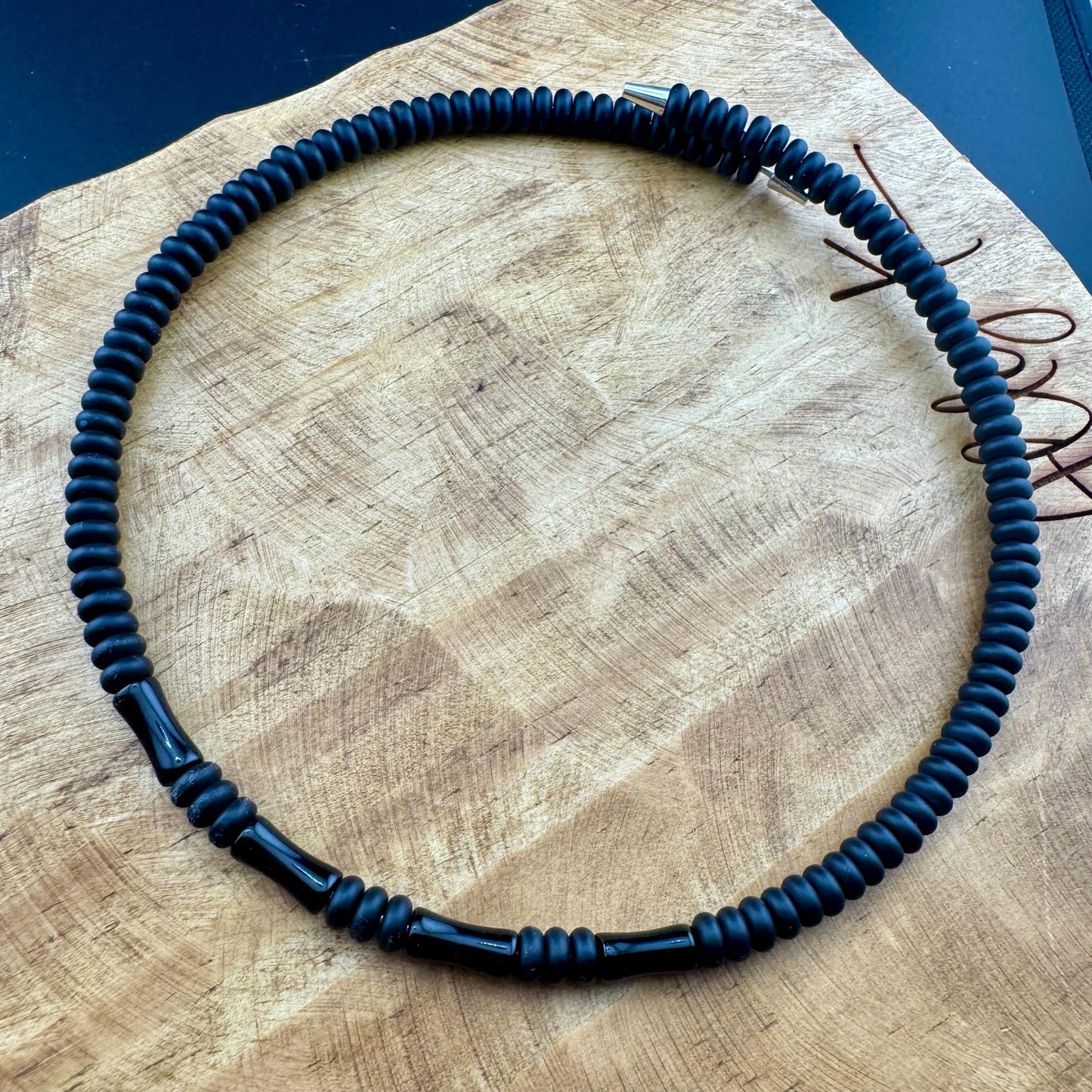 Chic Onyx Choker - Elegant Memory Wire Design Necklace