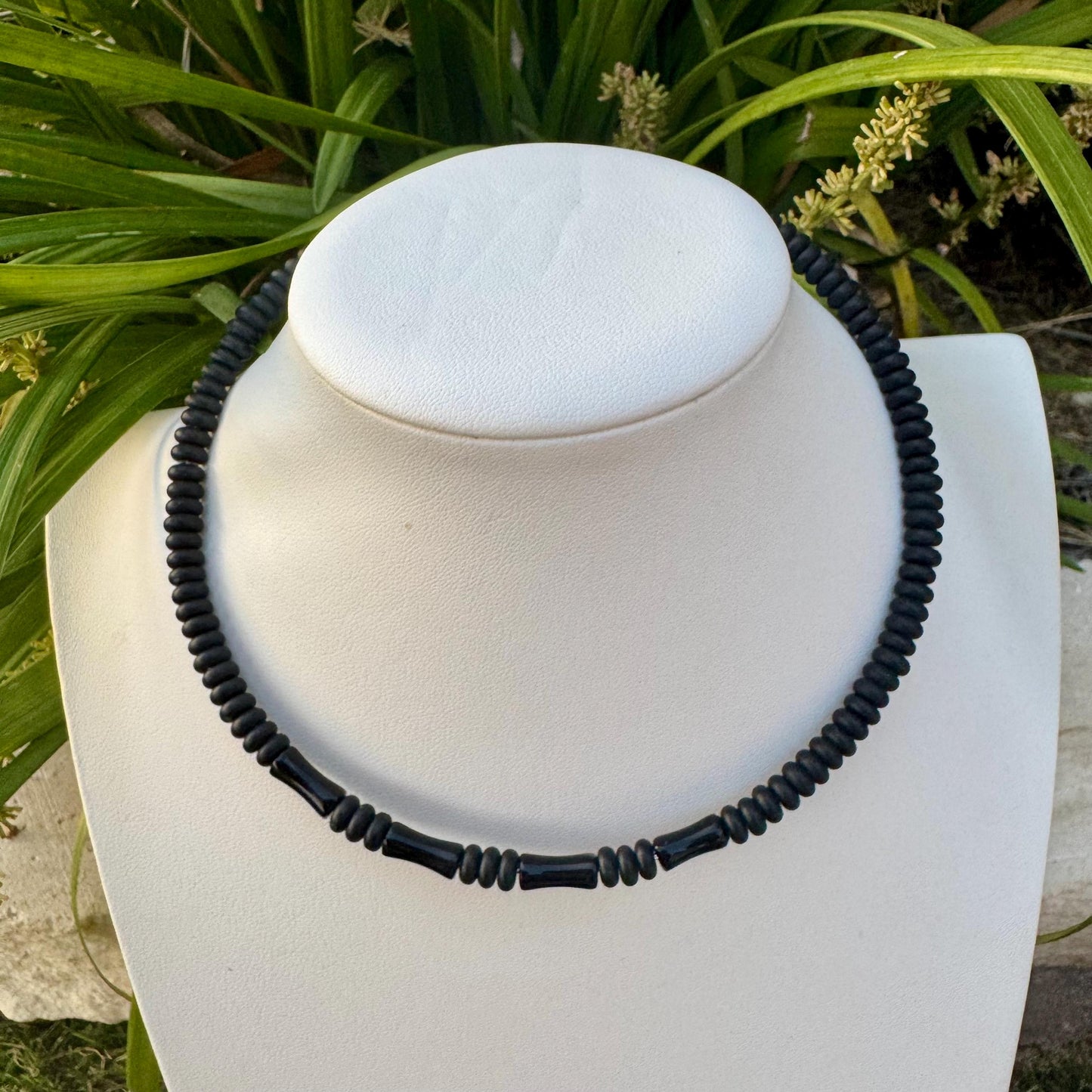 Chic Onyx Choker - Elegant Memory Wire Design Necklace