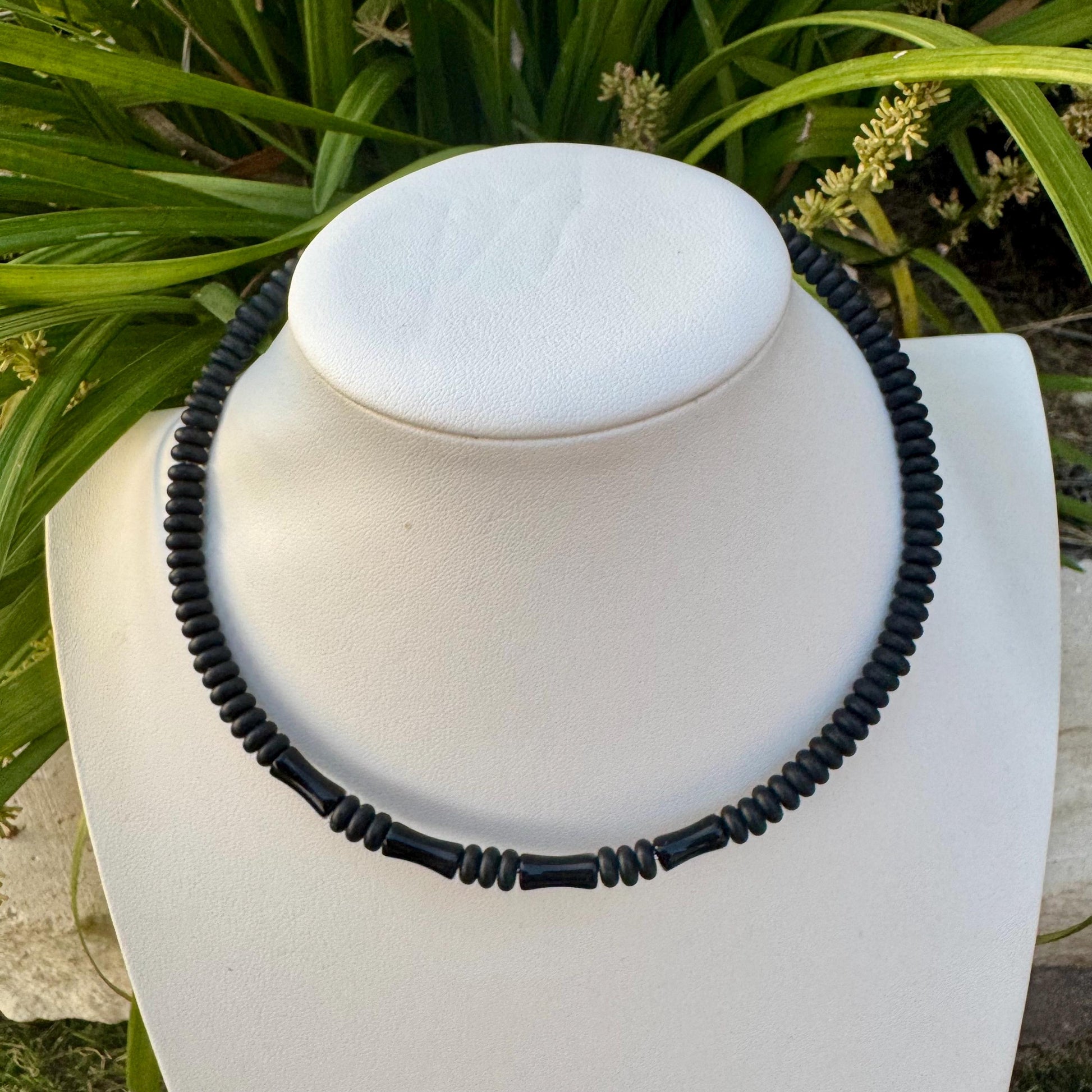 Chic Onyx Choker - Elegant Memory Wire Design Necklace