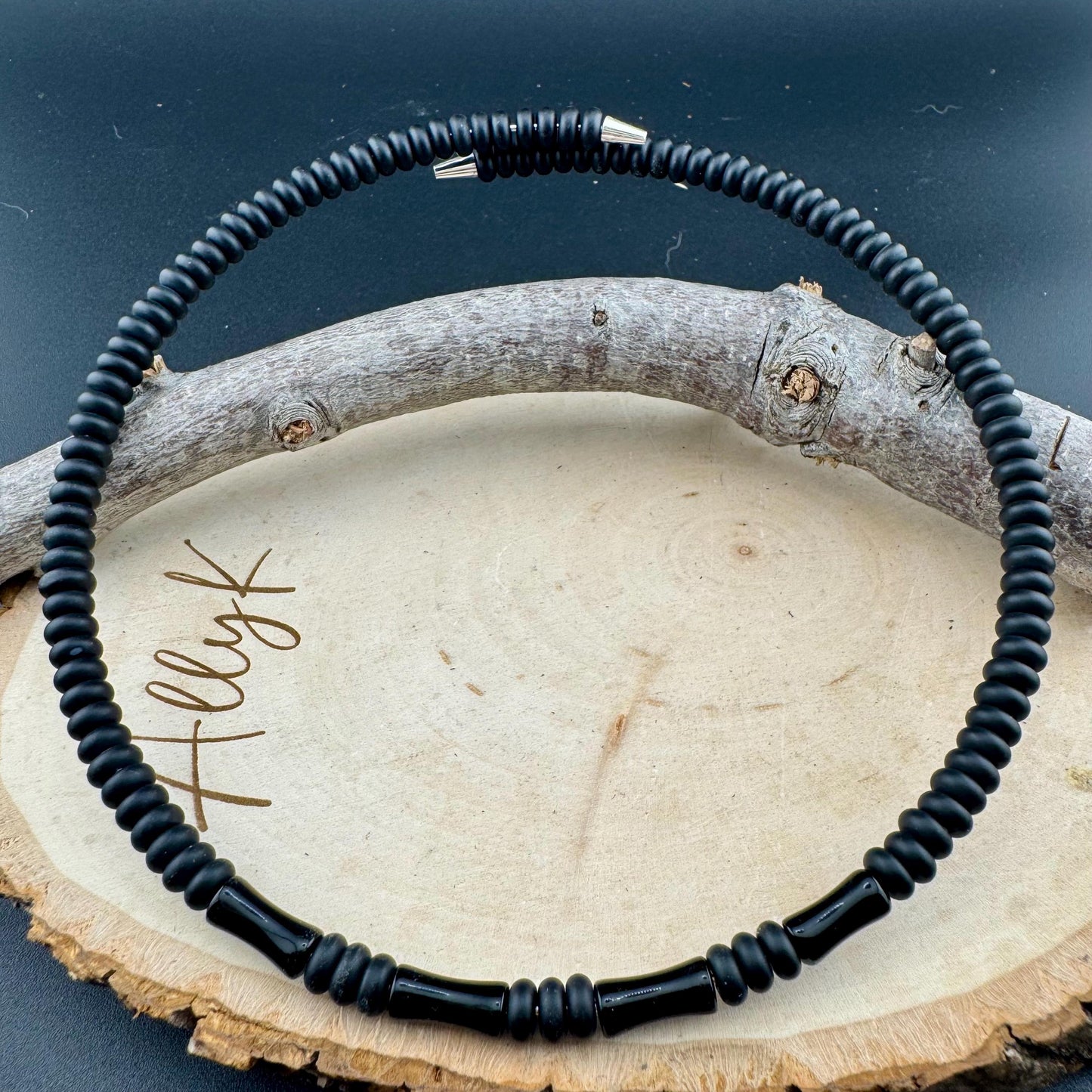 Chic Onyx Choker - Elegant Memory Wire Design Necklace