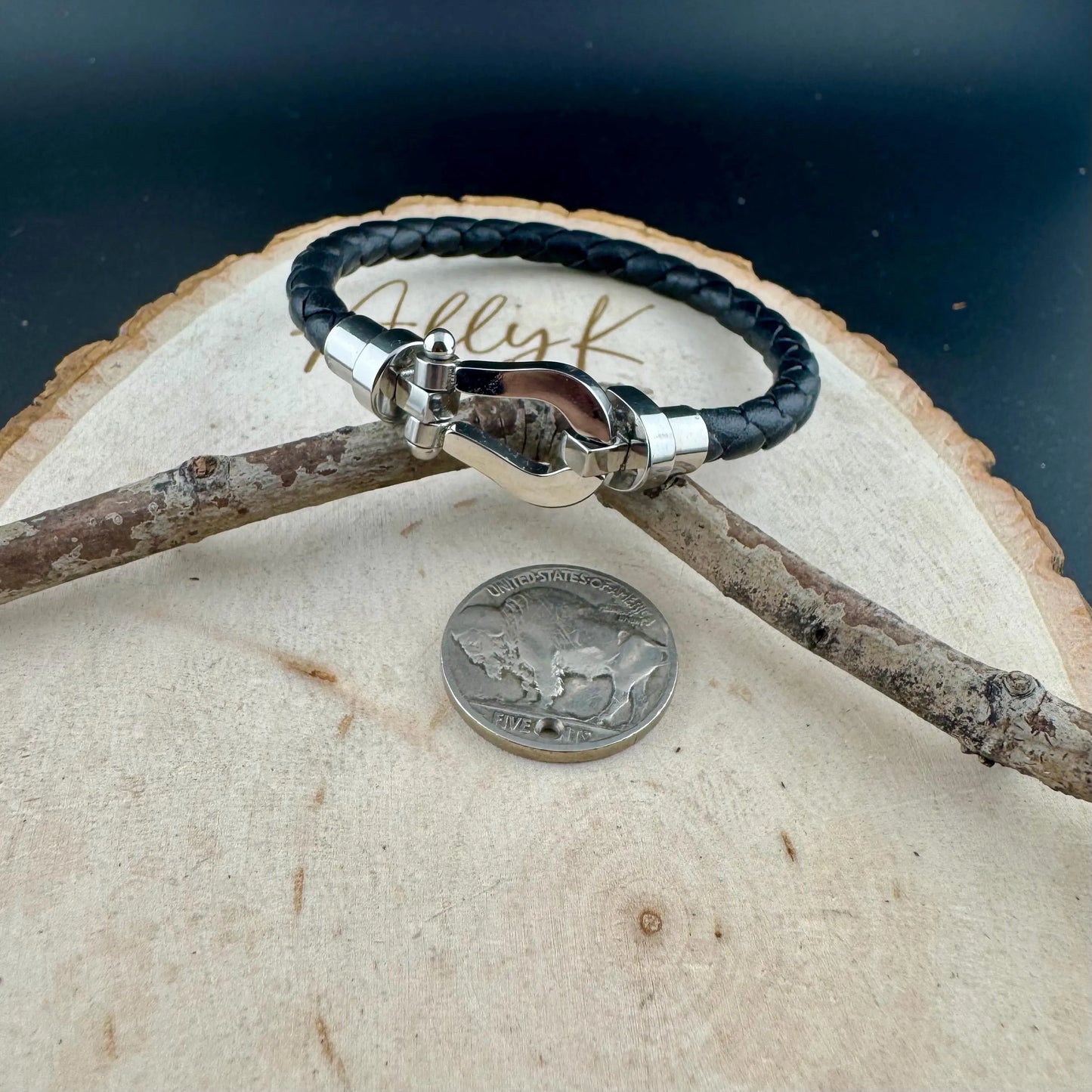 Leather bracelet with stainless steel horseshoe shackle