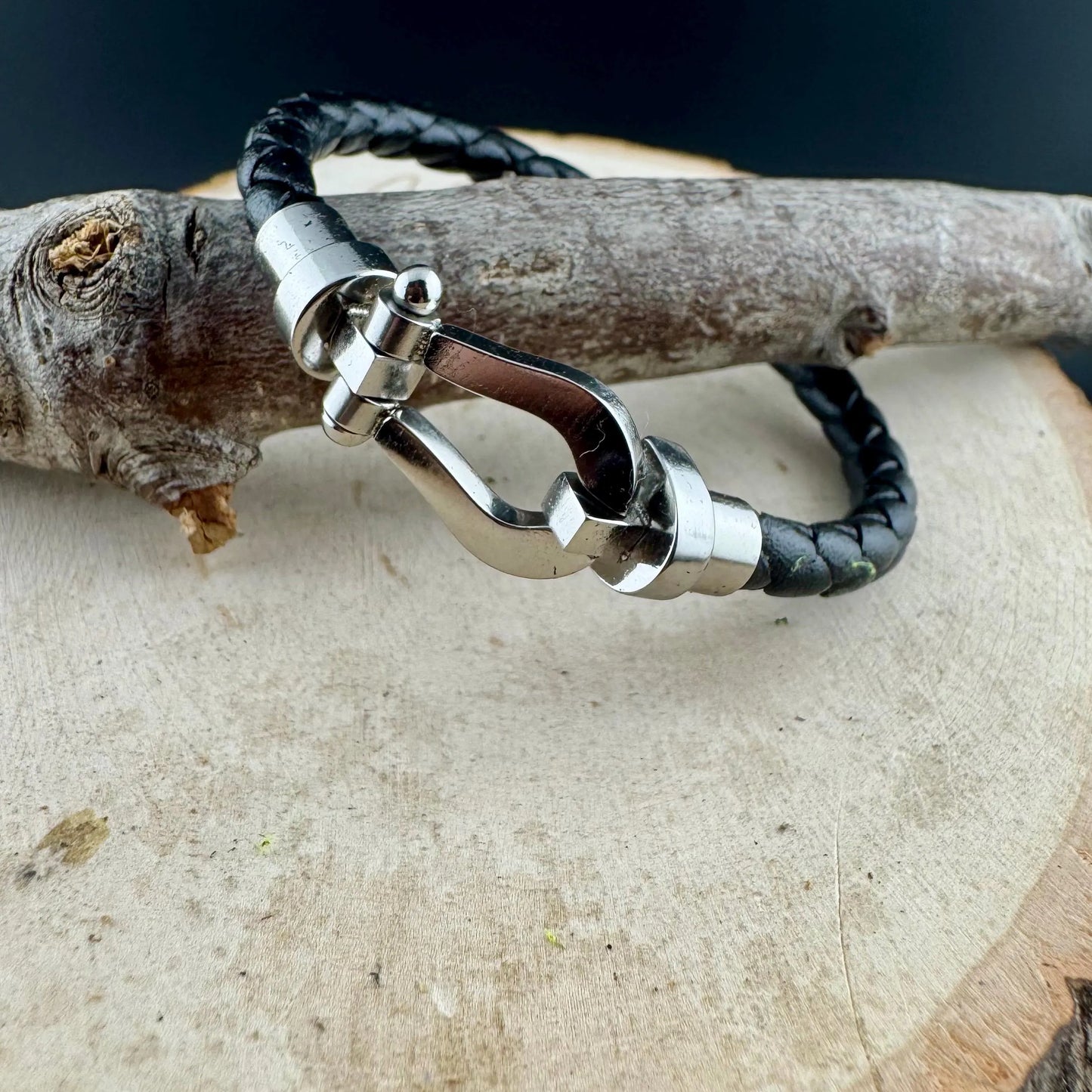 Leather bracelet with stainless steel horseshoe shackle