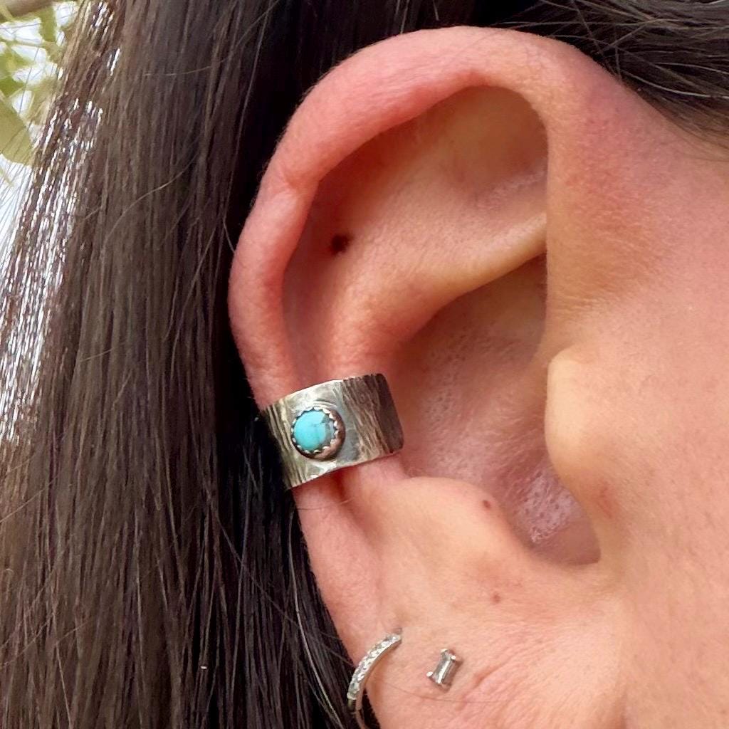 4mm Kingman Turquoise Ear Cuff • Sterling Silver Tree‑Bark Texture • Faux Conch • No Piercing